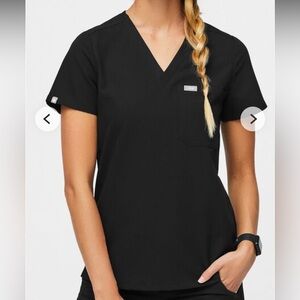 Catarina One-Pocket Scrub Top Women’s size small
